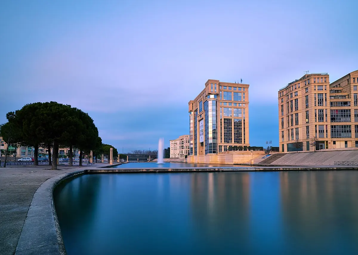 Die moderne Architektur des Viertels Antigone am Fluss Lez in Montpellier.