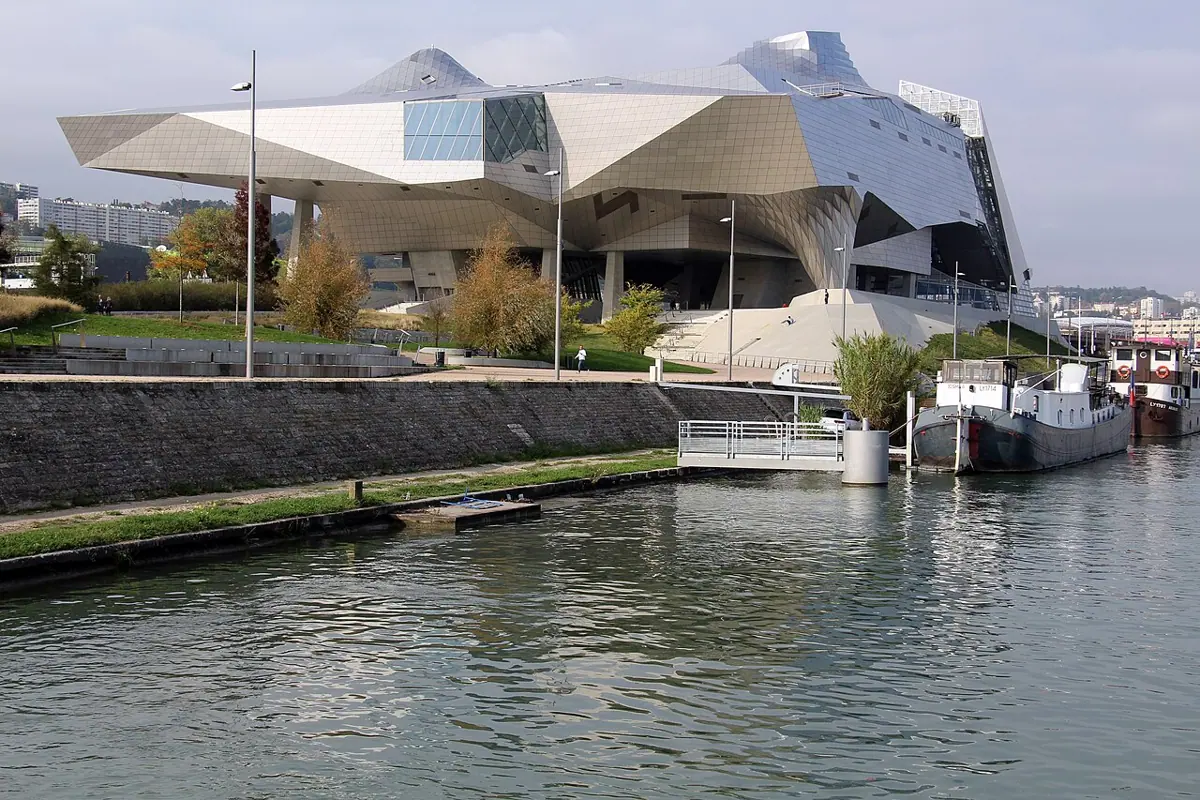 Die moderne Glas- und Stahlarchitektur des Musée des Confluences in Lyon.