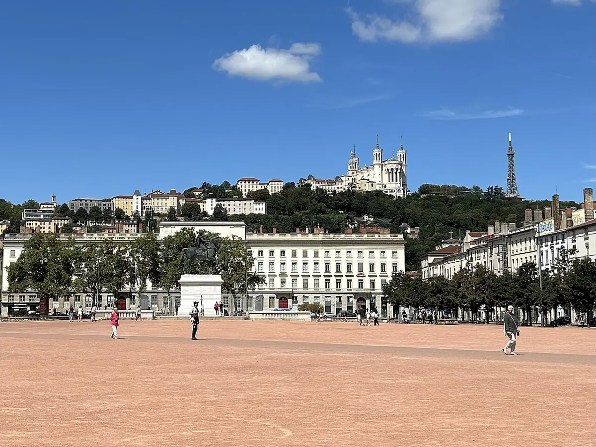 Die Place Bellecour in Lyon mit der Basilika Fourvière im Hintergrund.