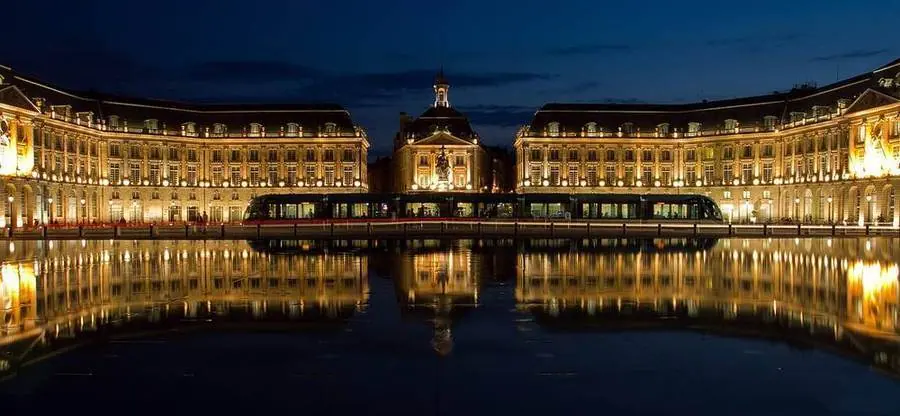 Die Place de la Bourse spiegelt sich im Miroir d’eau in Bordeaux.