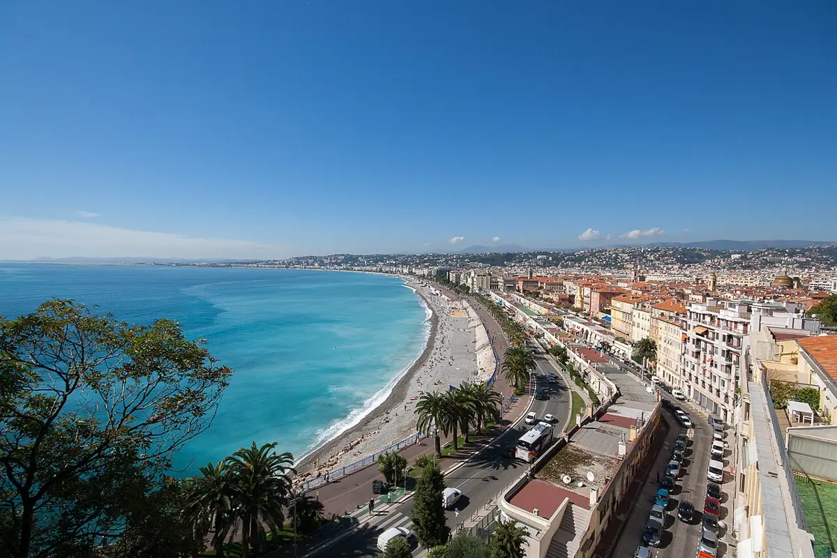 Die Promenade des Anglais und die Bucht von Nizza vom Schlosshügel aus.