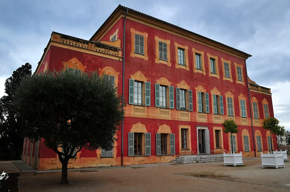Die rote Villa des Musée Matisse im Stadtviertel Cimiez in Nizza.