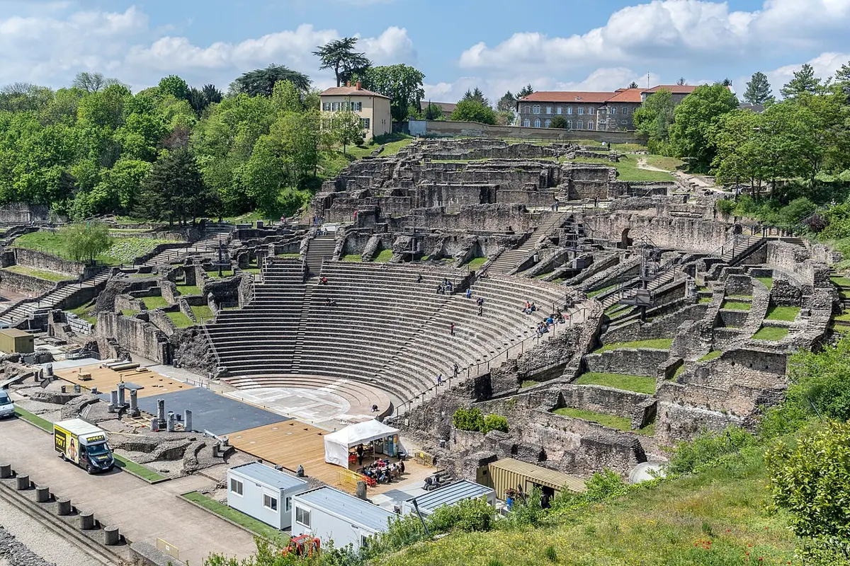 Die steinernen Zuschauerränge des antiken Theaters von Lugdunum auf dem Fourvière-Hügel in Lyon.