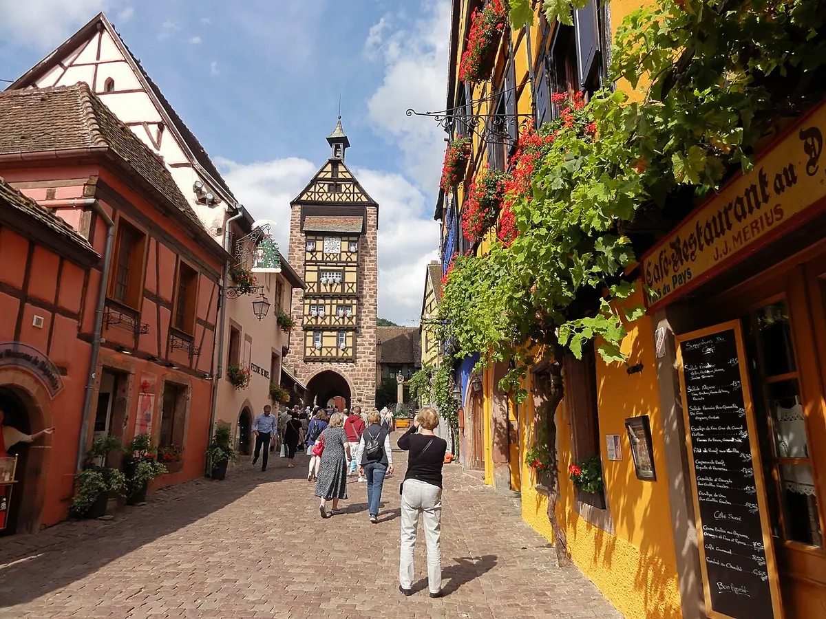 Dolder-Turm mit Torbogen und Fachwerk in der Altstadt von Riquewihr