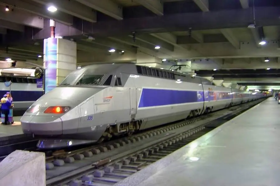 Ein TGV-Schnellzug im Bahnhof Paris Montparnasse.