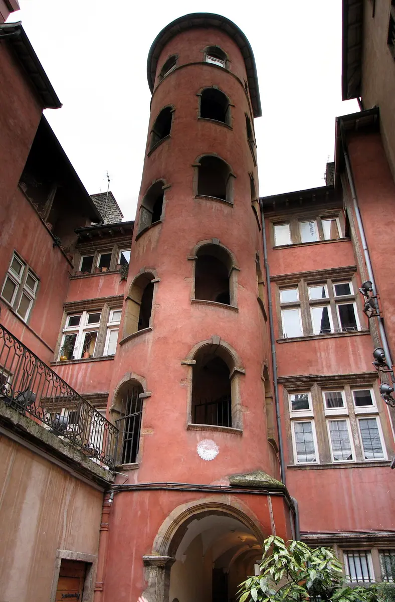Ein Treppenturm im Innenhof einer Traboule in Lyon.