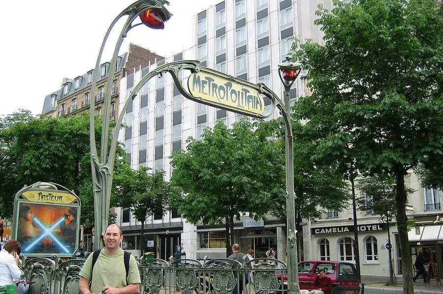 Ein von Hector Guimard gestalteter Eingang zur Pariser Métrostation Pasteur.