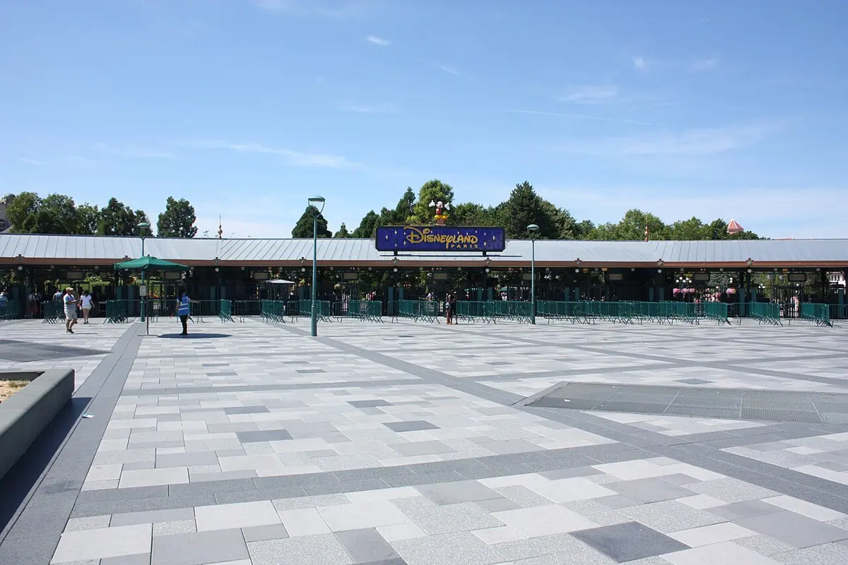 Eingangsbereich von Disneyland Paris unter blauem Himmel.
