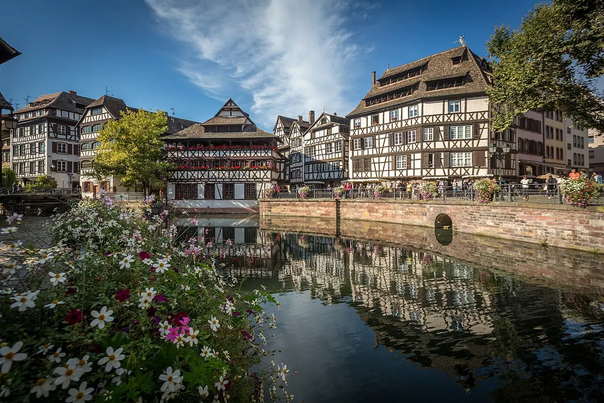 Fachwerkhäuser am Wasser im Straßburger Viertel Petite France.