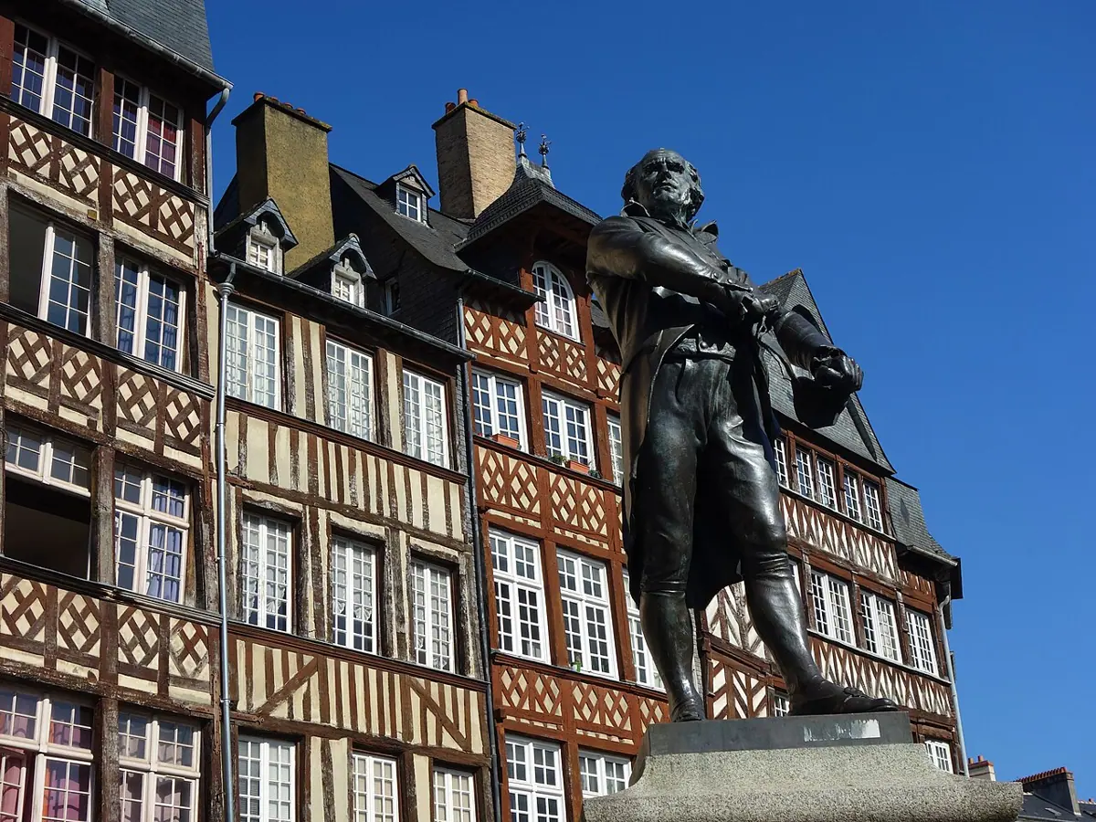 Fachwerkhäuser und Statue am Place du Champ-Jacquet in Rennes