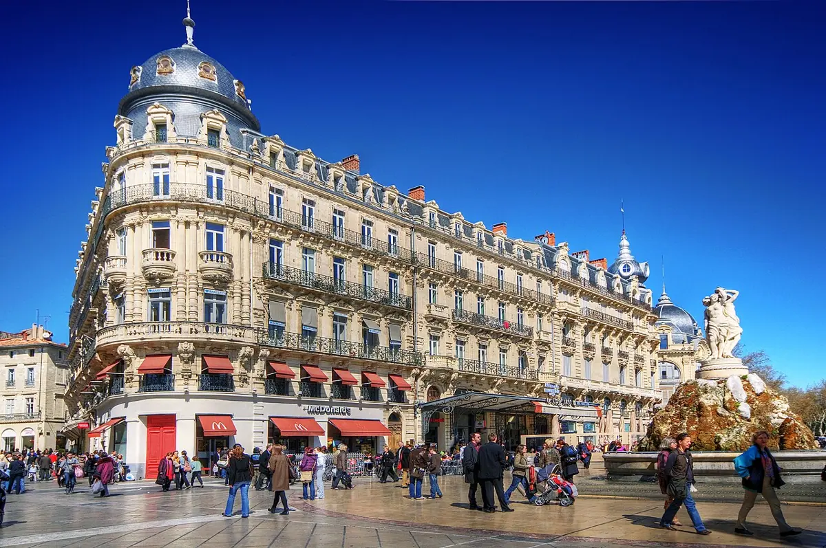 Fassade am belebten Place de la Comédie in Montpellier