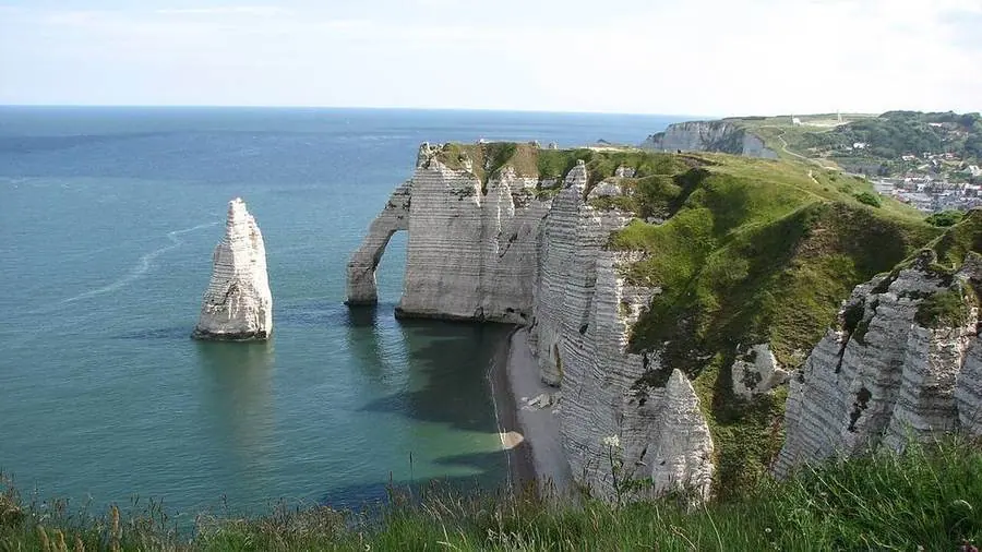 Felsbogen und Felsnadel an der Kreideküste von Étretat