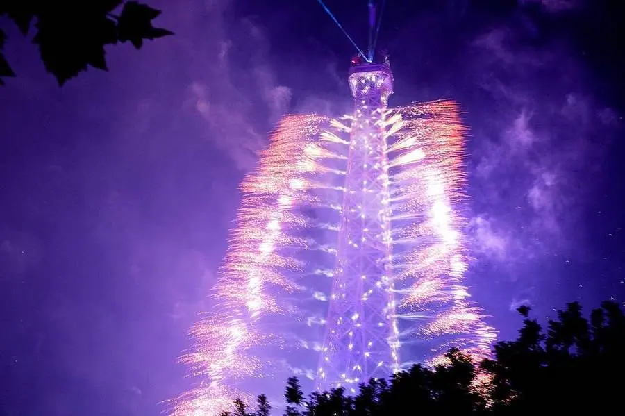 Feuerwerk am Eiffelturm zum französischen Nationalfeiertag am 14. Juli.