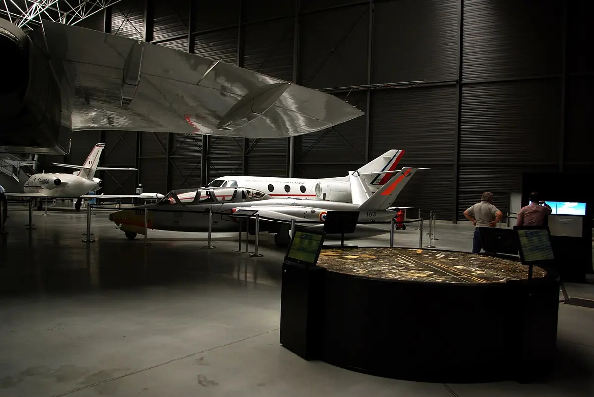 Flugzeuge in der Haupthalle des Luftfahrtmuseums Aeroscopia in Blagnac bei Toulouse.