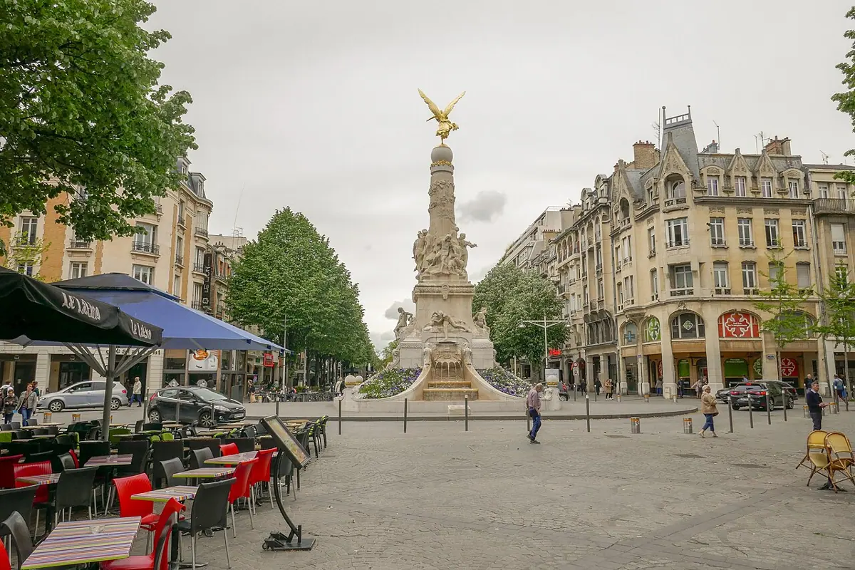 Fontaine Subé und Straßencafés in Reims