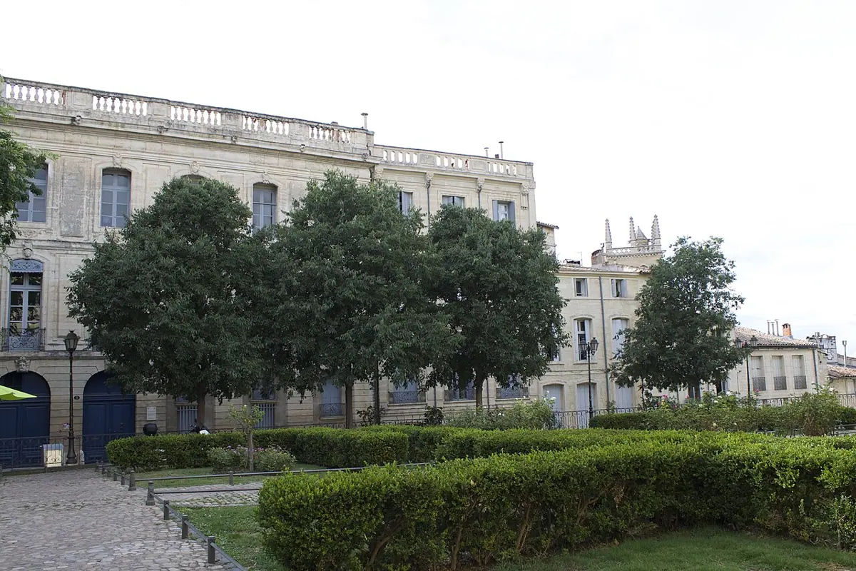 Gartenanlage und historische Fassaden an der Place de la Canourgue in Montpellier.