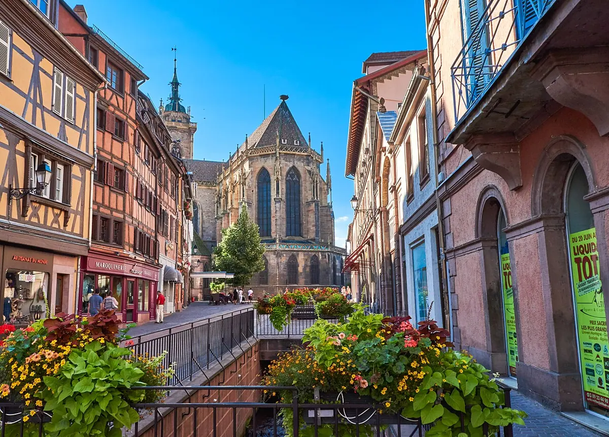 Gasse in Colmar mit Blick auf die Martinskirche