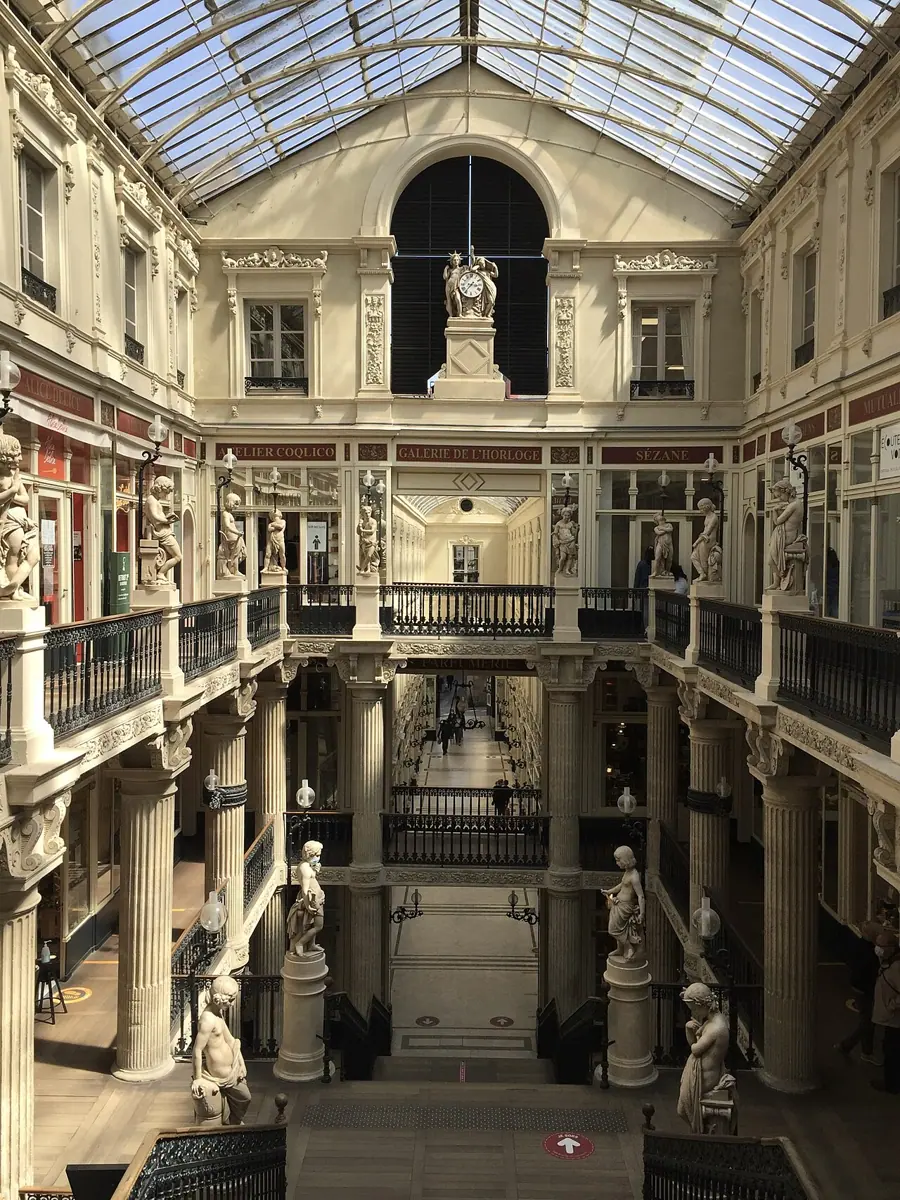 Glasdach, Galerien und Treppen der Passage Pommeraye in Nantes.