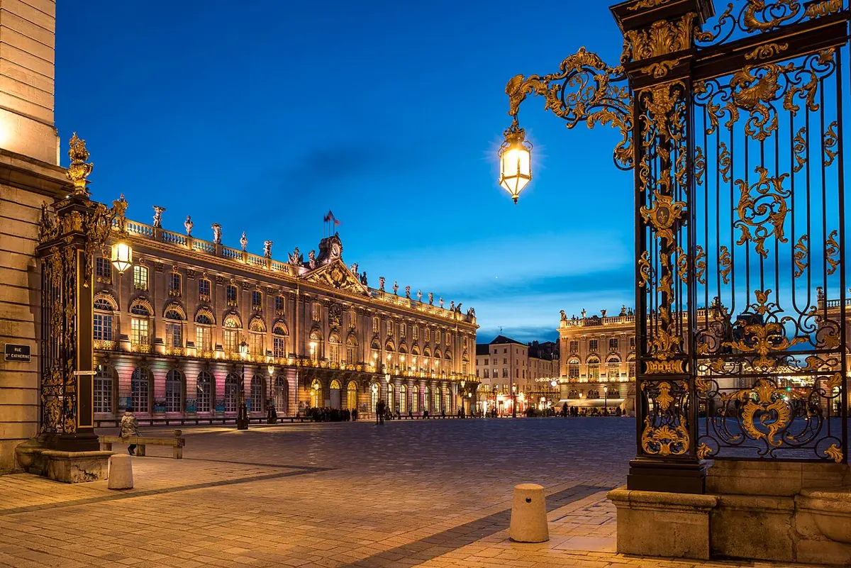 Goldene Gitter der Place Stanislas in Nancy am Abend
