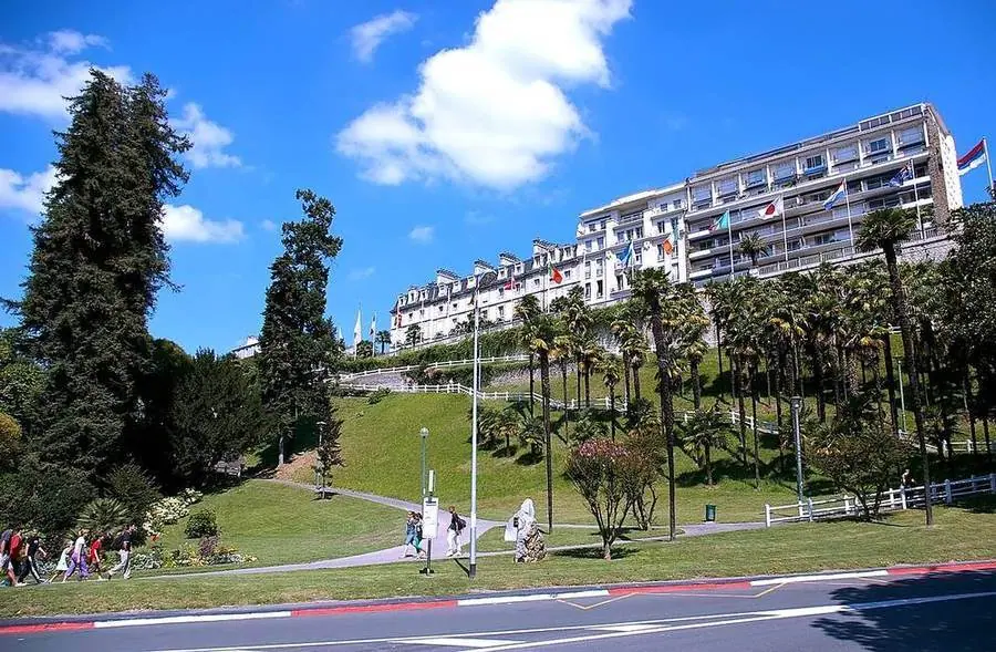 Grüner Hang unter dem Boulevard des Pyrénées in Pau