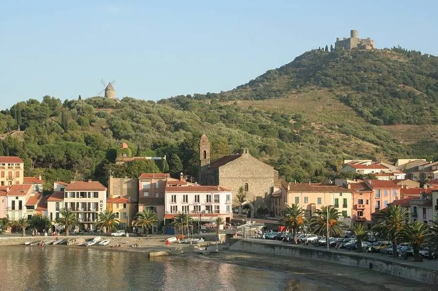 Häuser von Collioure unter den Hügeln und dem Fort Saint-Elme
