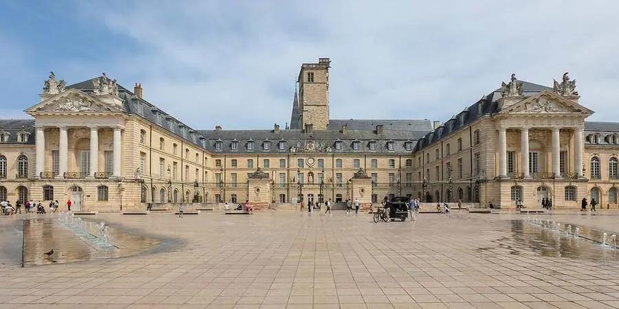 Herzogspalast an der Place de la Libération in Dijon