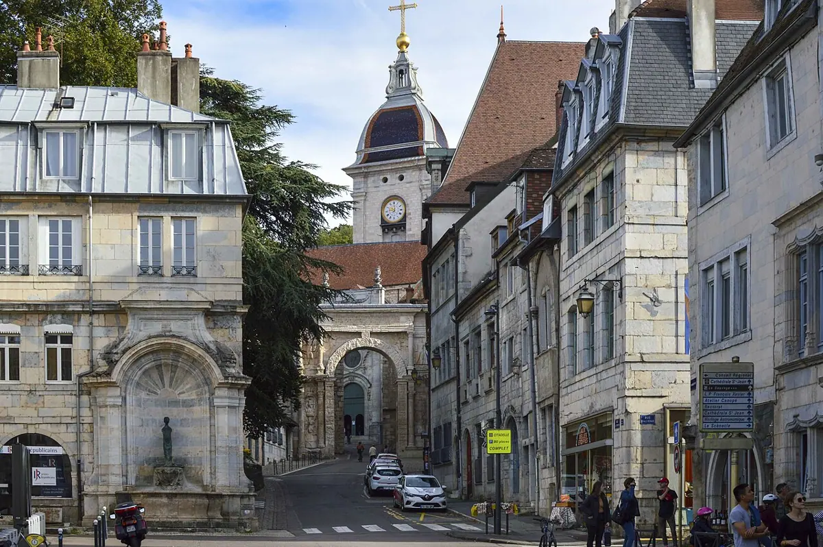 Historische Fassaden an der Rue de la Convention in Besançon