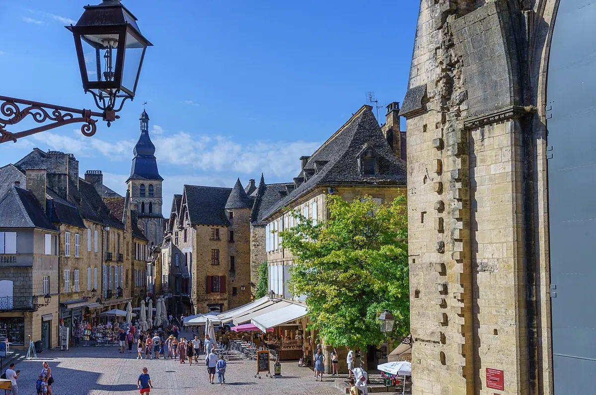 Historische Häuser am Place de la Liberté in Sarlat-la-Canéda