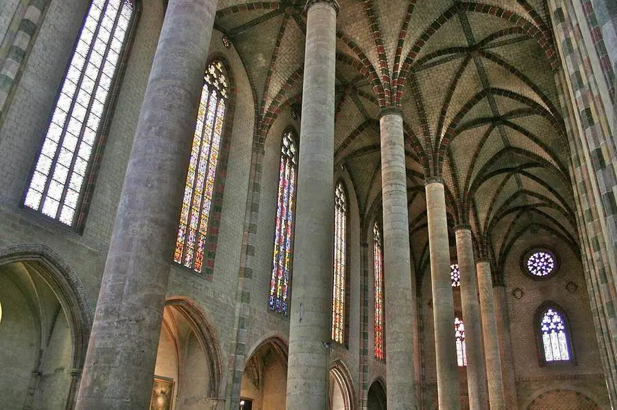 Hohe Säulen und Gewölbe in der Kirche des Jakobinerkonvents in Toulouse.