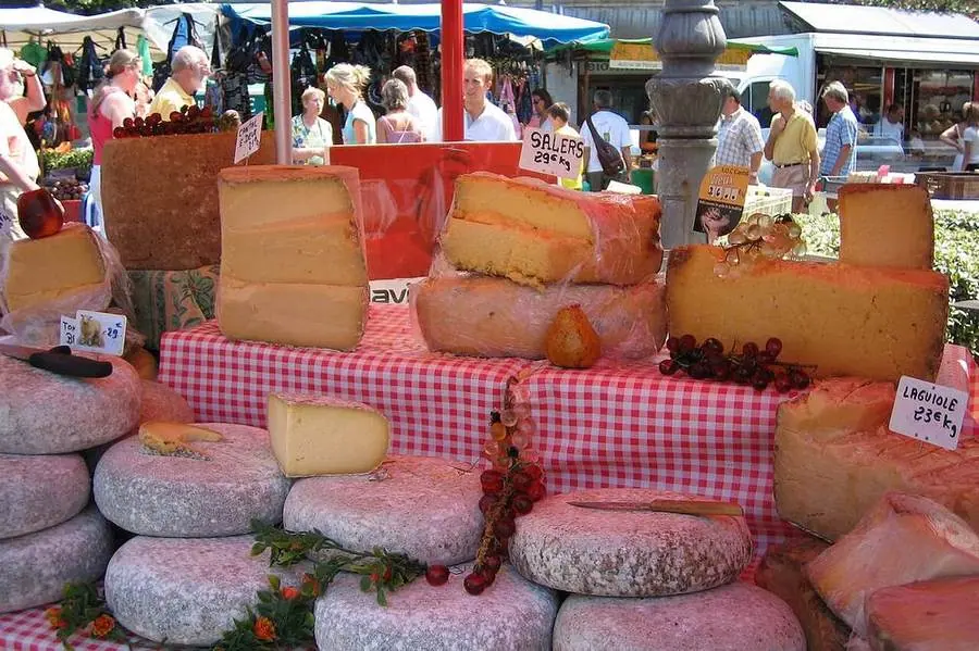 Käsestand auf dem Wochenmarkt in Pézenas.