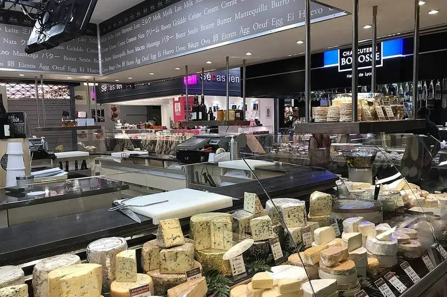 Käsetheke in den Halles de Lyon-Paul Bocuse.