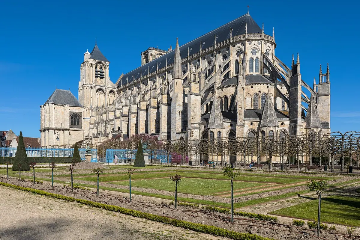 Kathedrale Saint-Étienne in Bourges bei Sonnenschein