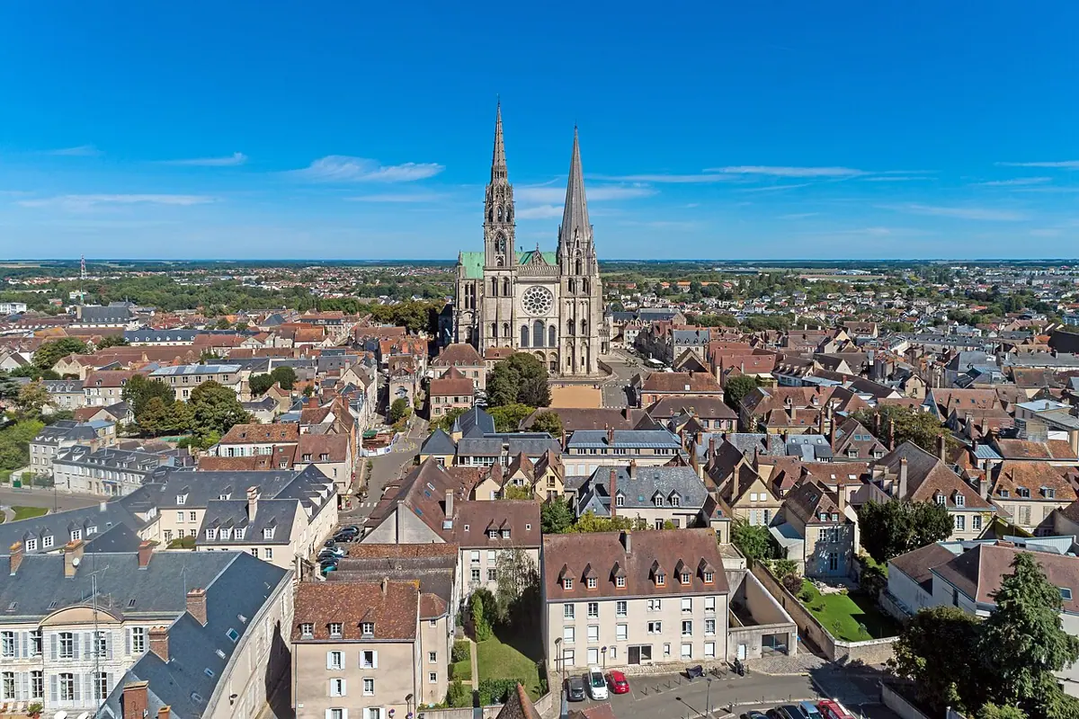 Kathedrale von Chartres über den Dächern der Stadt