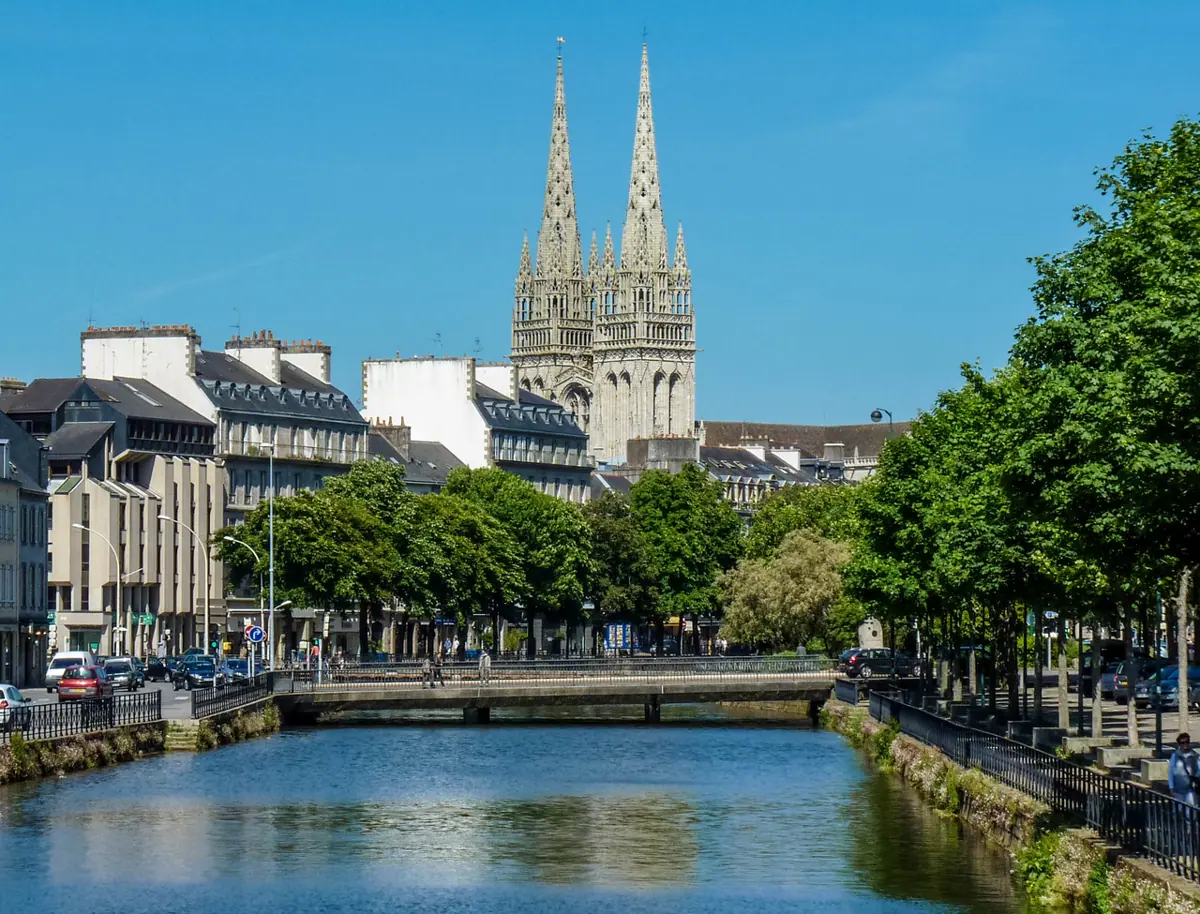 Kathedrale von Quimper hinter dem Ufer der Odet