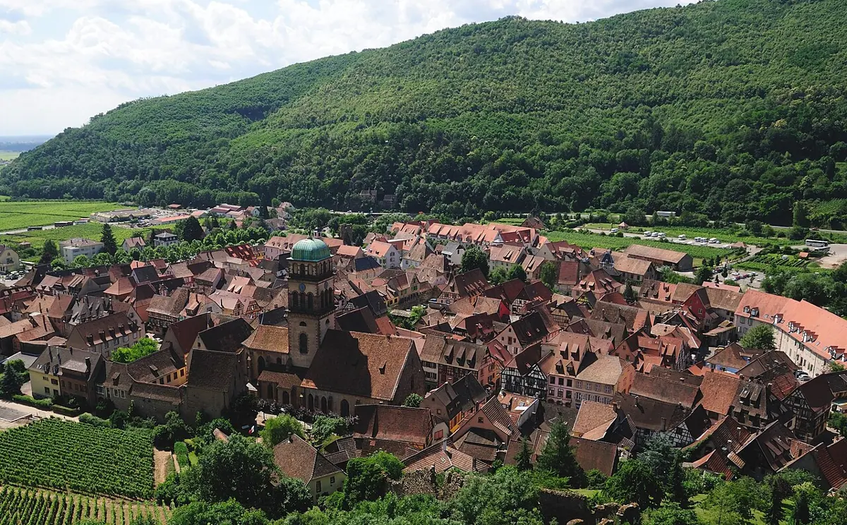 Kaysersberg zwischen Weinbergen und bewaldeten Hügeln