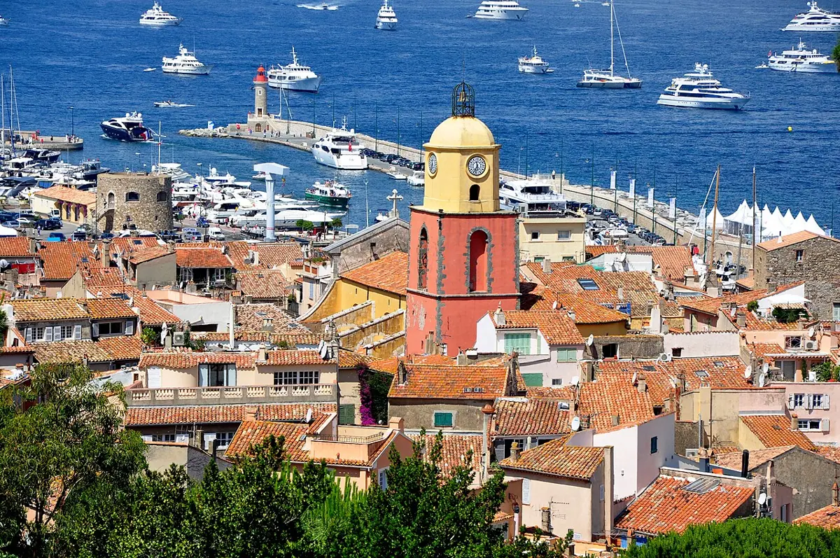 Kirchturm und Hafen von Saint-Tropez