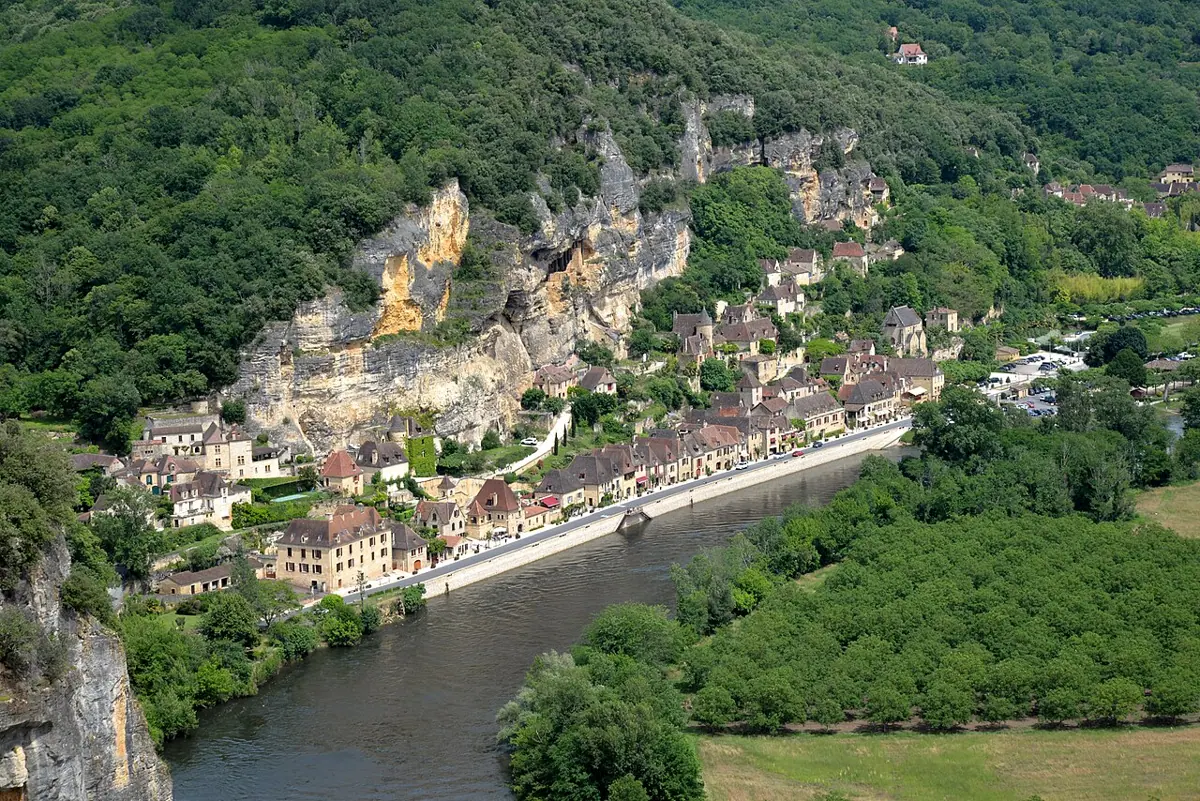 La Roque-Gageac und das grüne Dordognetal von oben