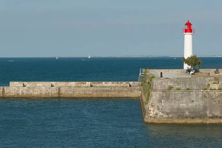 Leuchtturm und Hafenmole von Saint-Martin-de-Ré auf der Île de Ré.
