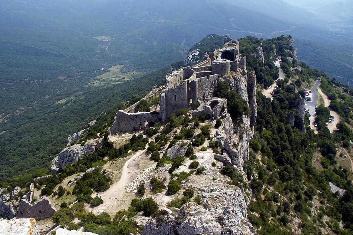 Mauern und Türme der Burg Peyrepertuse auf einem schmalen Kalkgrat.