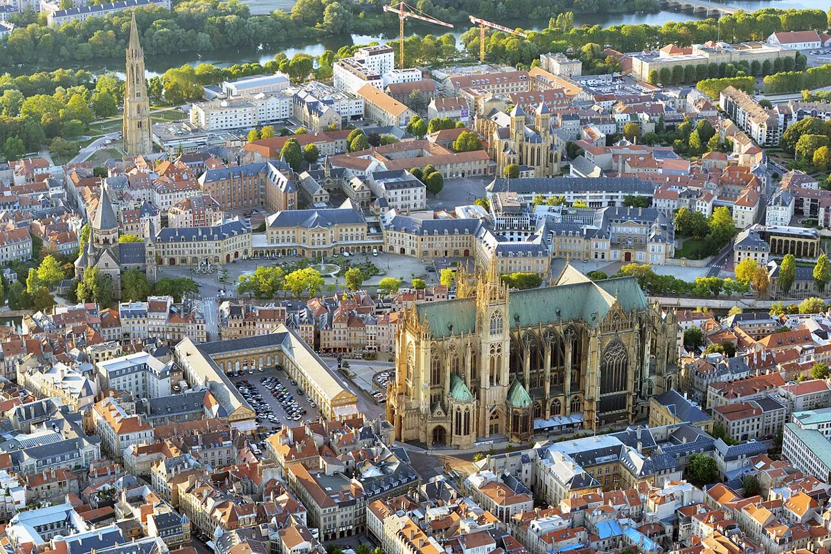 Metz mit der Kathedrale Saint-Étienne aus der Luft