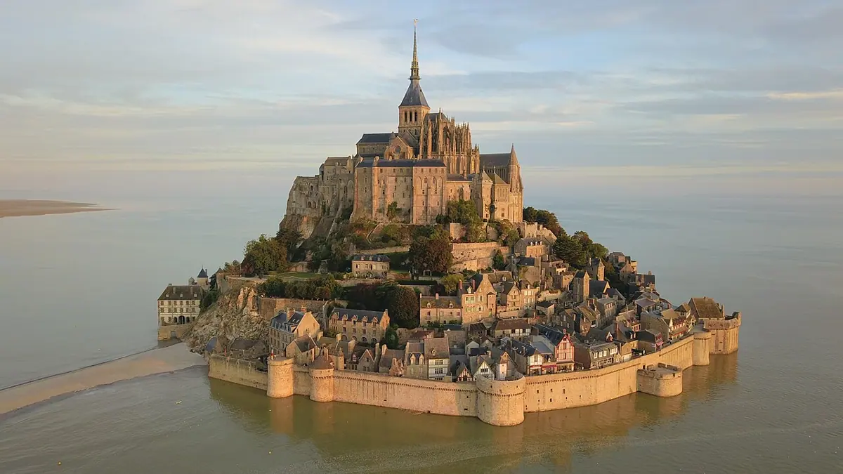 Mont-Saint-Michel und seine Befestigung aus der Luft