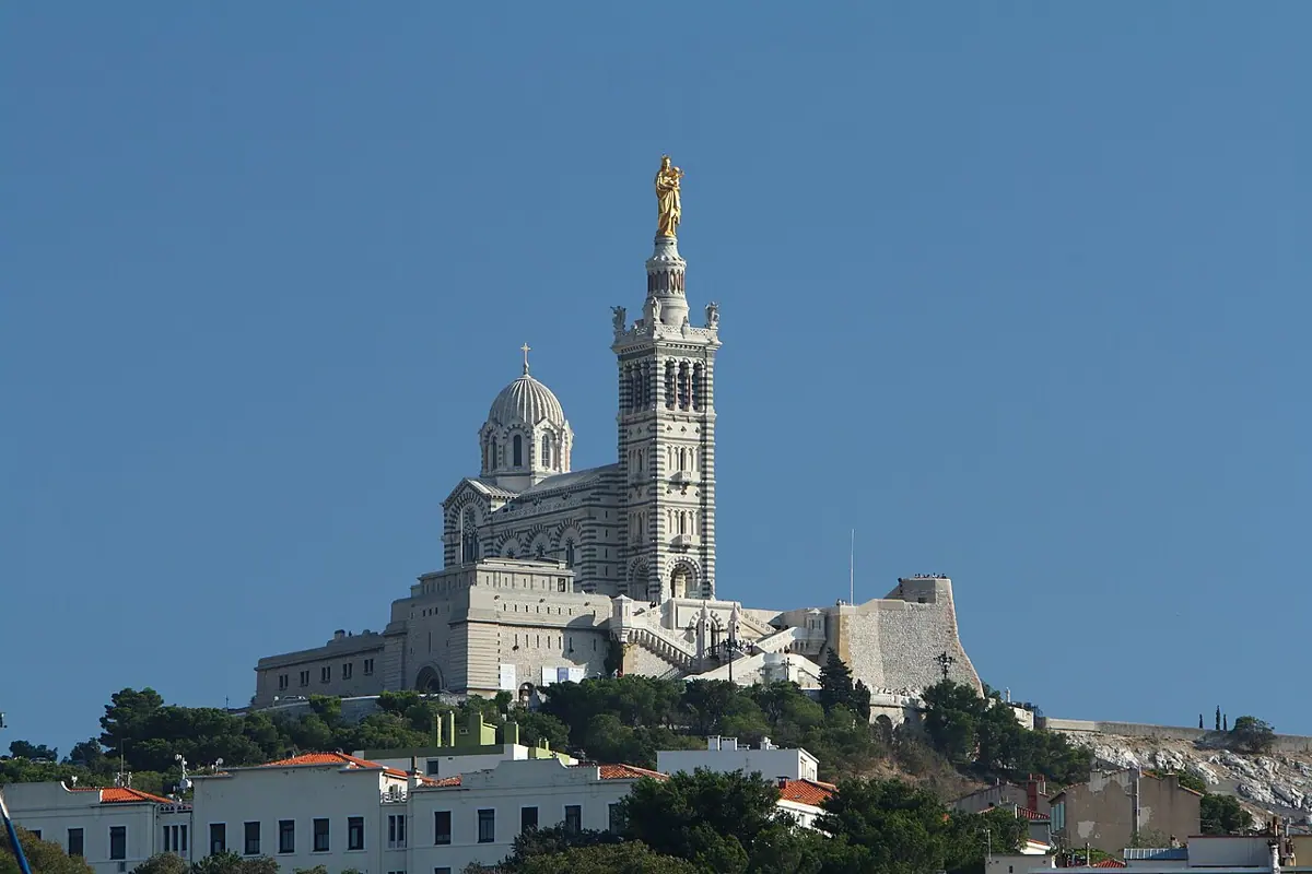 Notre-Dame de la Garde auf dem Hügel über Marseille