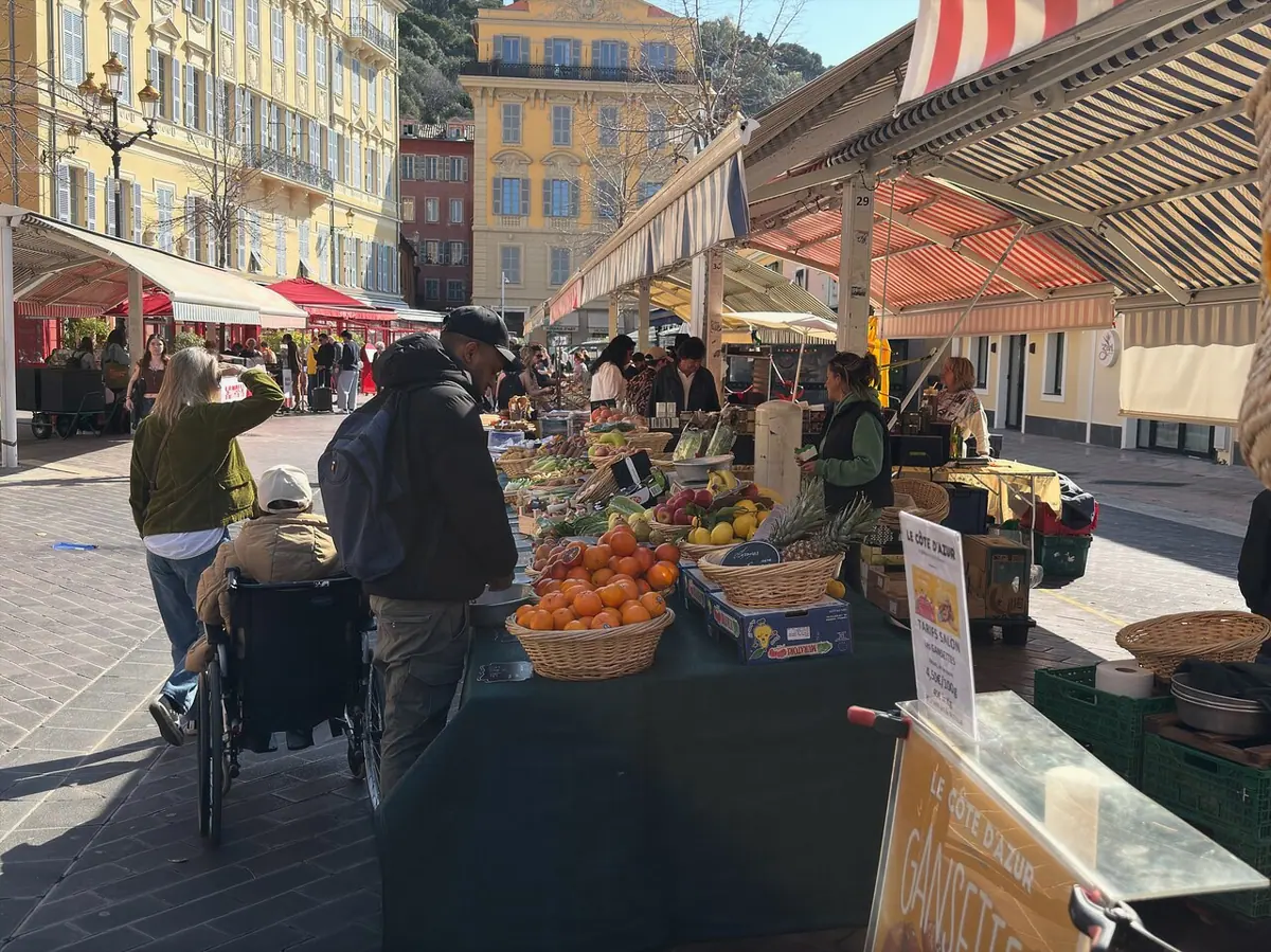 Obststände mit Markisen auf dem Cours Saleya in der Altstadt von Nizza.