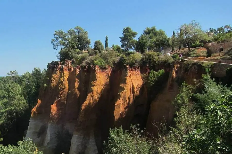 Ockerfelsen und Bäume bei Roussillon in der Provence.