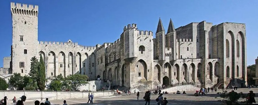 Papstpalast in Avignon bei Tageslicht