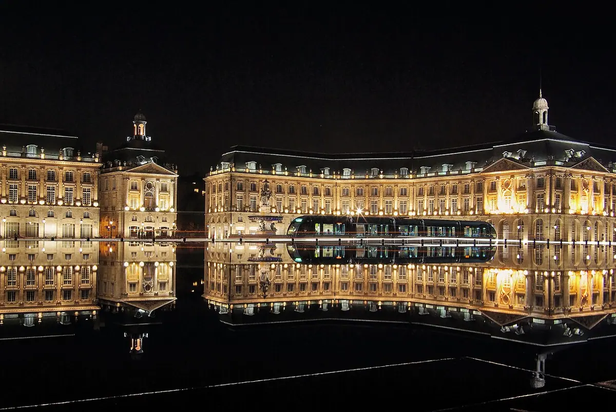 Place de la Bourse mit dem Miroir d’Eau in Bordeaux