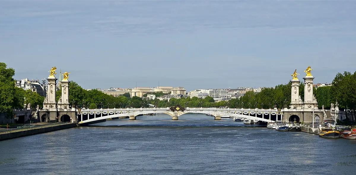 Pont Alexandre III über der Seine in Paris