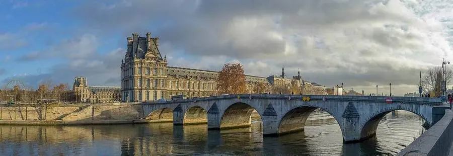Pont Royal und Louvre am Ufer der Seine in Paris.