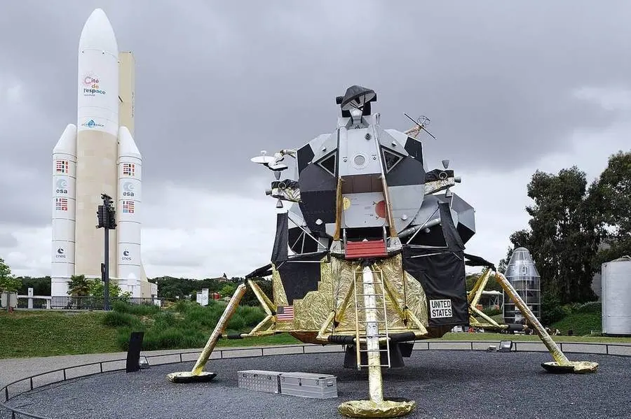 Raumfahrtmodelle und Ariane-Rakete im Gelände der Cité de l’Espace in Toulouse.
