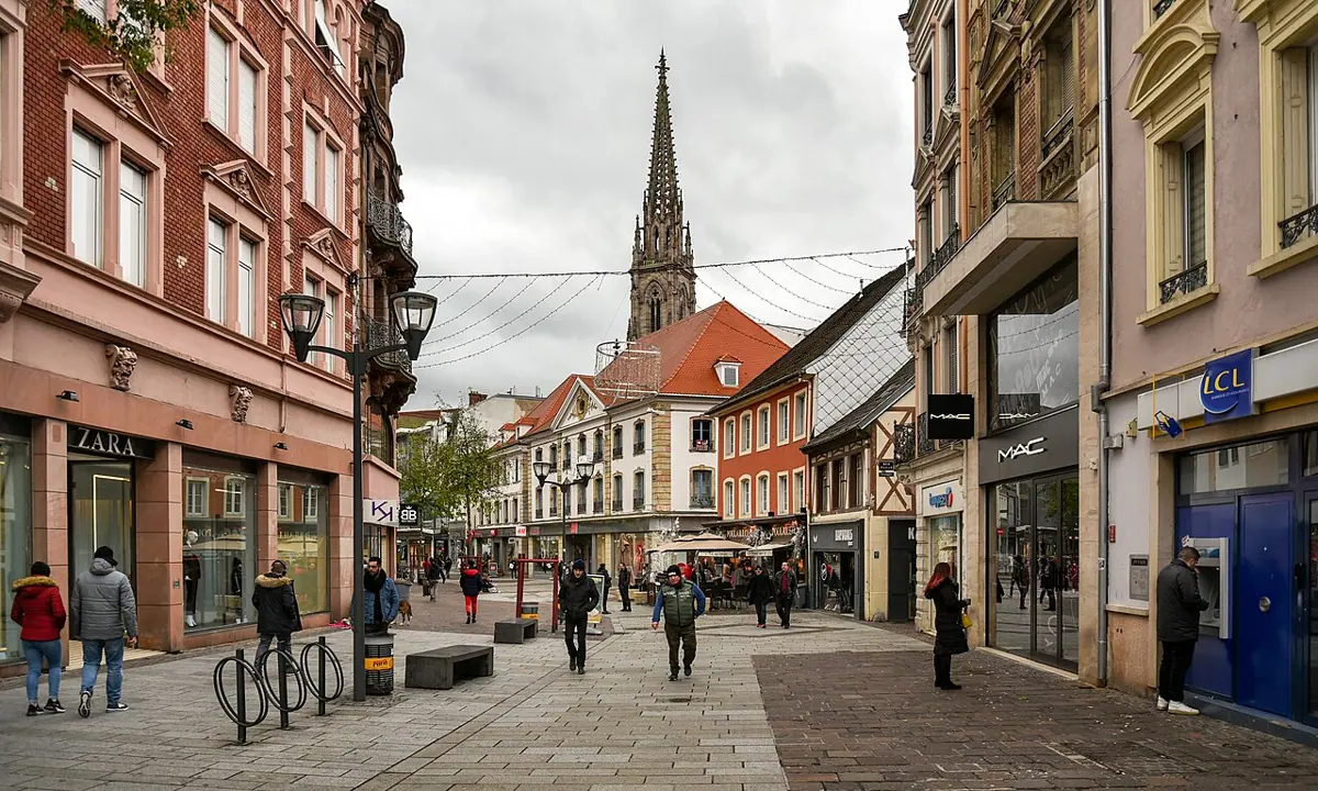Rue du Sauvage und Kirchturm in Mulhouse